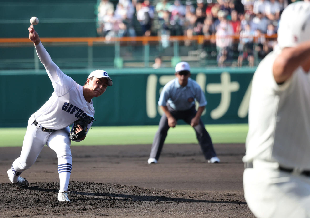 日大三対県岐阜商　日大三打線に対して投げる県岐阜商の先発柴田（撮影・西尾就之）