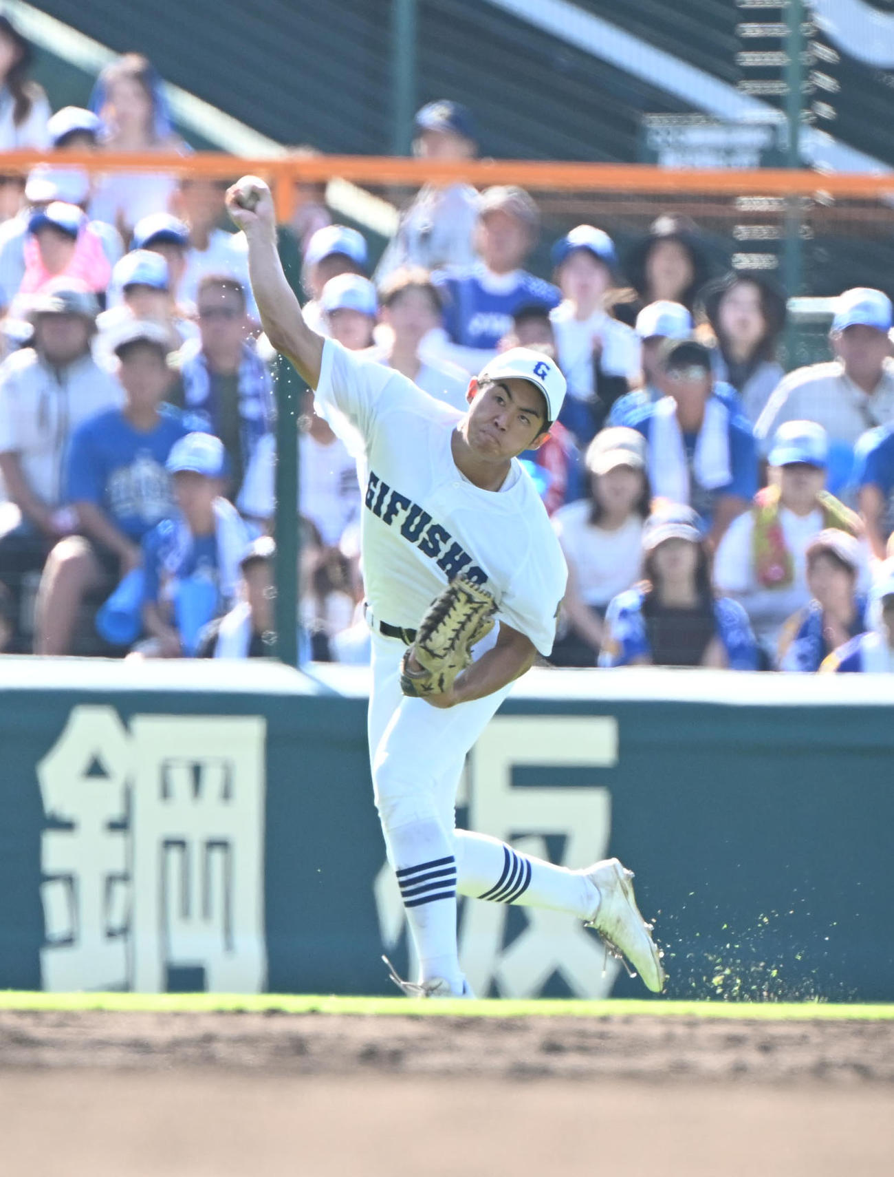 日大三対県岐阜商　2回表日大三2死二塁、松永の左前打で本塁に送球する左翼手・宮川（撮影・和賀正仁）