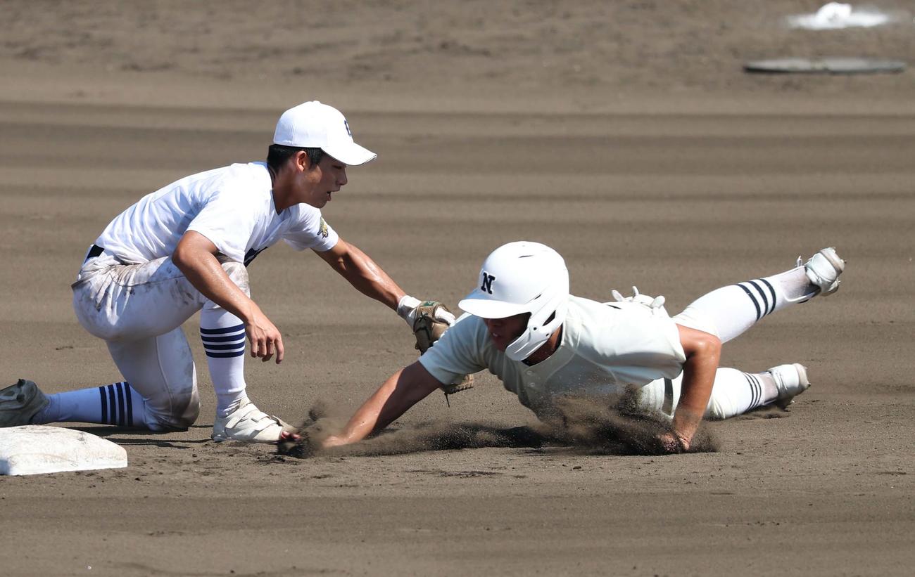 日大三対県岐阜商　6回表日大三無死一、二塁、小鎗のけん制球で憤死する田中諒（撮影・上田博志）