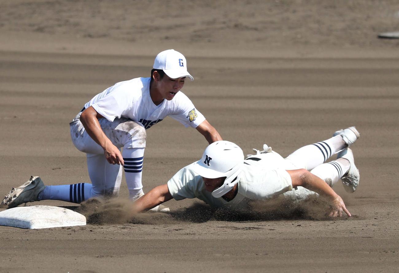 日大三対県岐阜商　6回表日大三無死一、二塁、小鎗のけん制球で憤死する田中諒（撮影・上田博志）