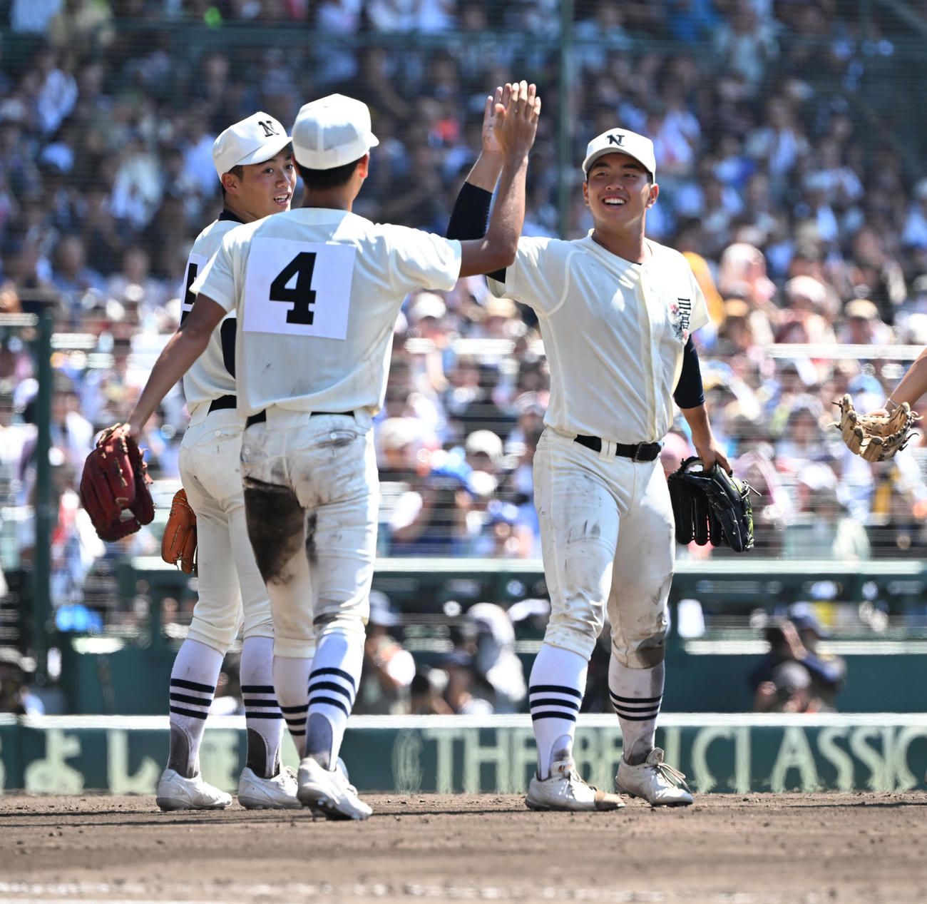 日大三対県岐阜商　延長の末、県岐阜商を振り切りハイタッチで喜ぶ日大三・近藤（右）（撮影・和賀正仁）