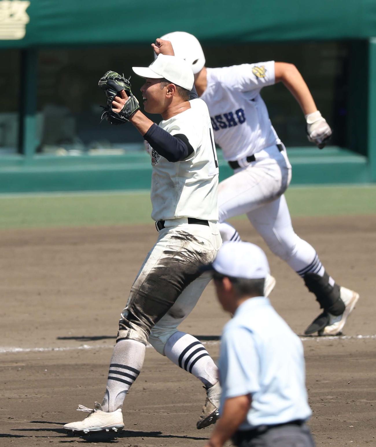 日大三対県岐阜商　県岐阜商に勝利しガッツポーズをする日大三エース近藤（撮影・上田博志）