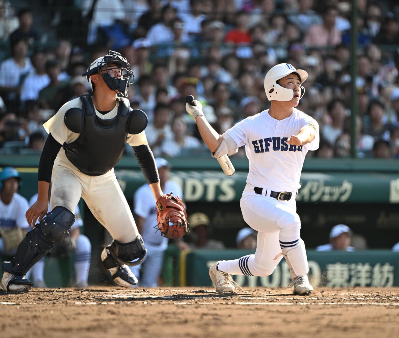 日大三対県岐阜商　2回裏県岐阜商無死一、三塁、右犠飛を放つ横山（撮影・和賀正仁）
