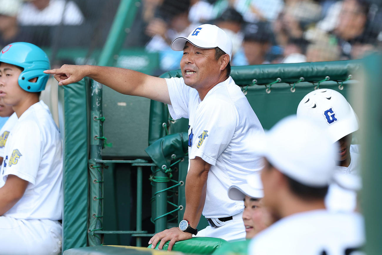 日大三対県岐阜商　2回裏県岐阜商無死一、三塁、選手に指示を出す藤井監督（撮影・前田充）