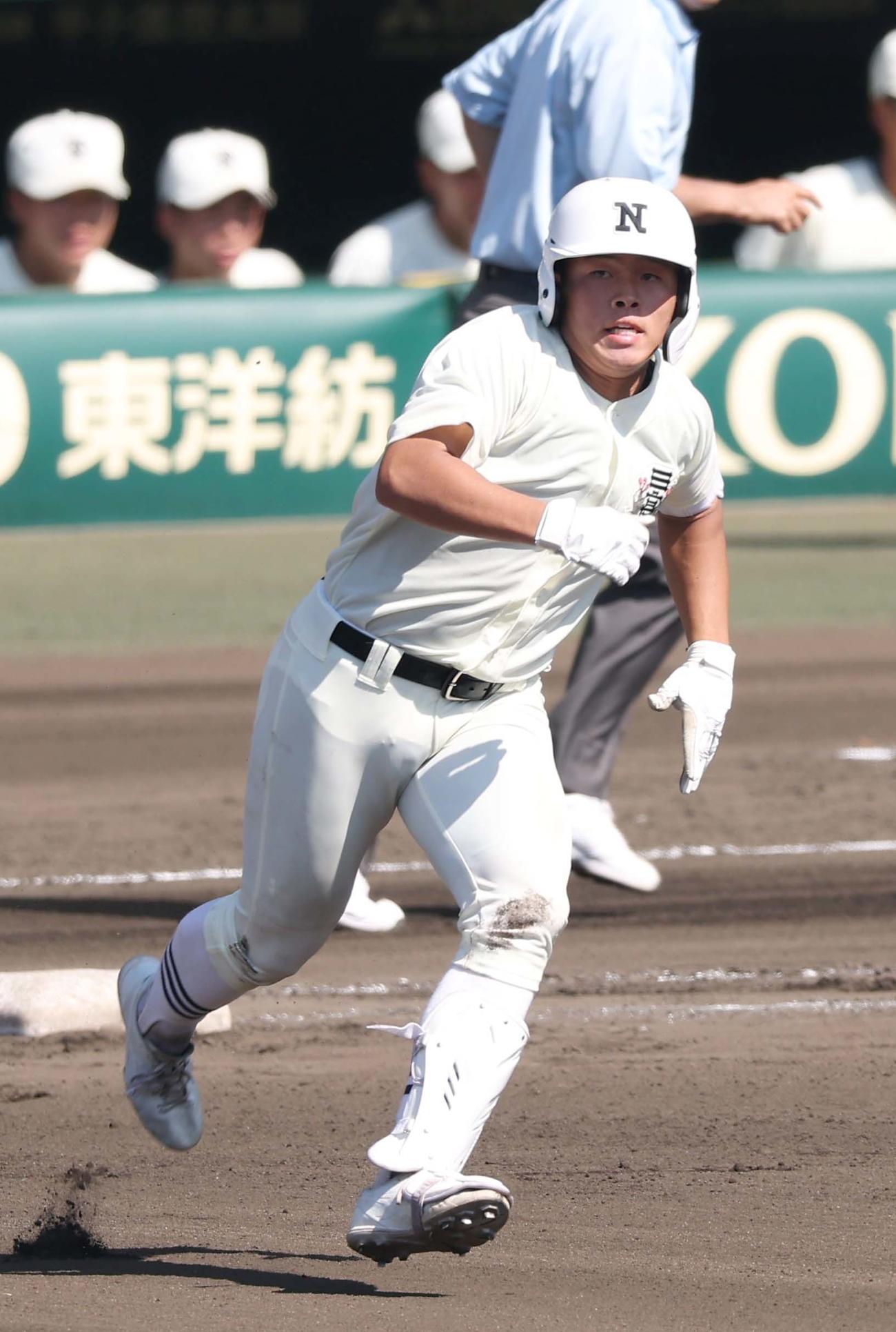 日大三対県岐阜商　6回表日大三無死、田中諒は二塁打を放つ（撮影・上田博志）