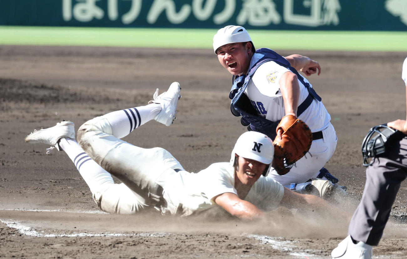 日大三対県岐阜商　2回表日大三2死二塁、二走永野は松永の左前打で本塁を狙うもアウト。捕手小鎗（撮影・西尾就之）