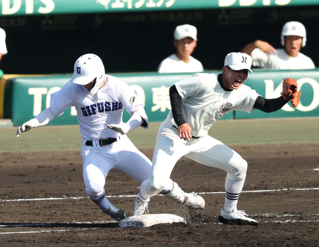 日大三対県岐阜商　2回裏県岐阜商1死一塁、併殺打に倒れた柴田は二塁手と交錯する（撮影・上田博志）