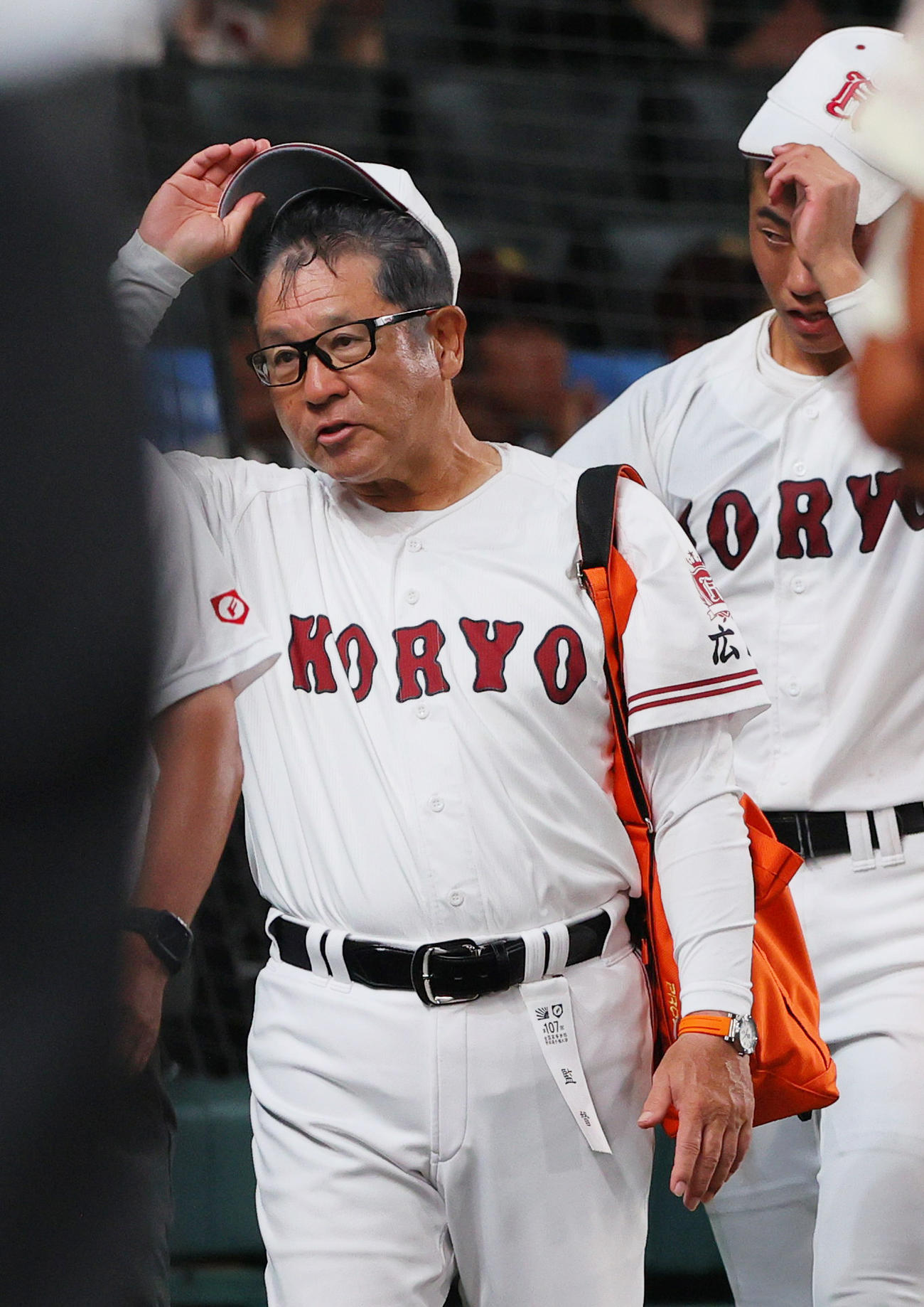 旭川志峯対広陵　旭川志峯に勝利し引き揚げる広陵の中井監督＝25年8月7日