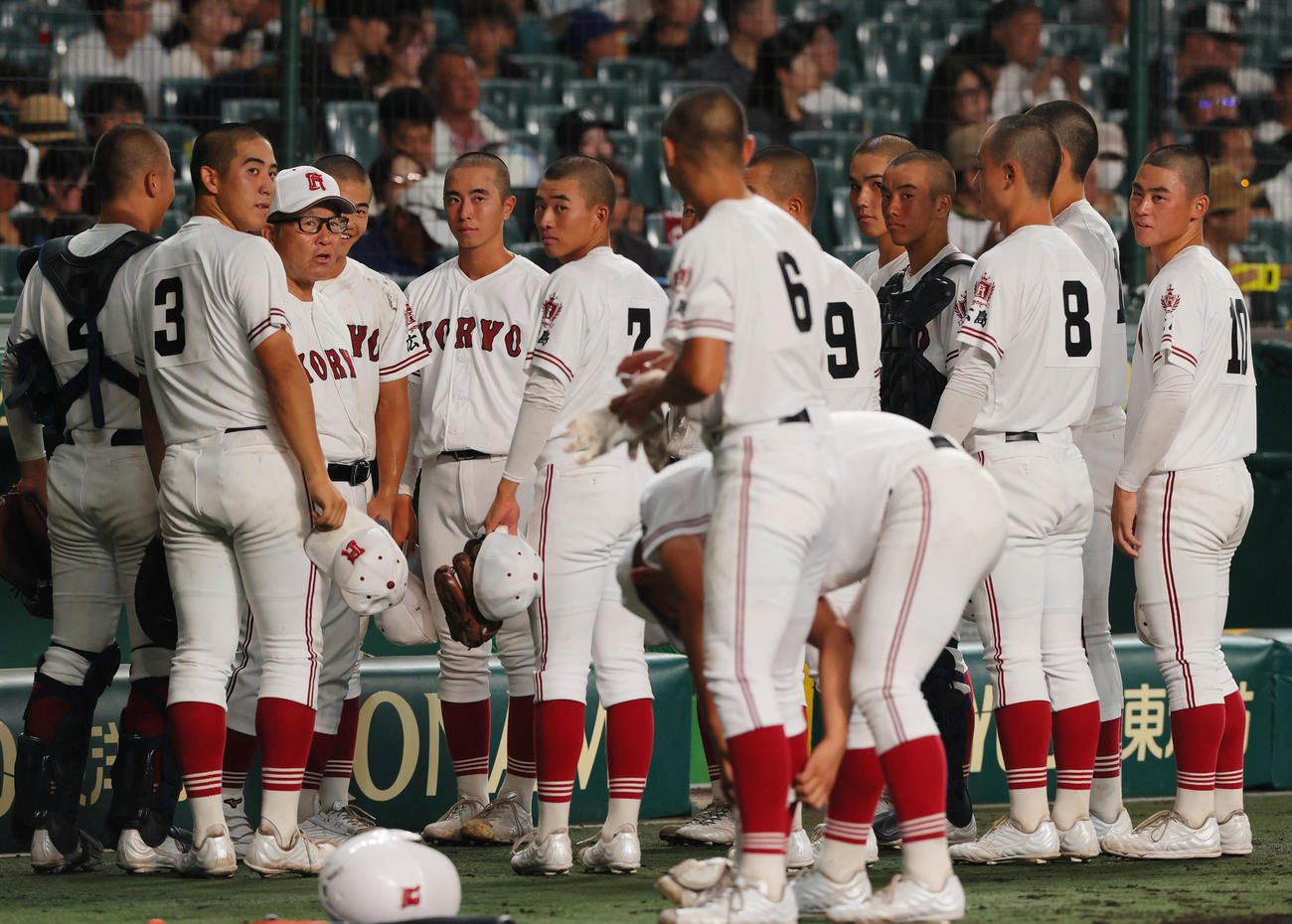 25年8月7日　旭川志峯対広陵　6回裏の攻撃を前に中井監督の話を聞く広陵ナイン（撮影・上山淳一）