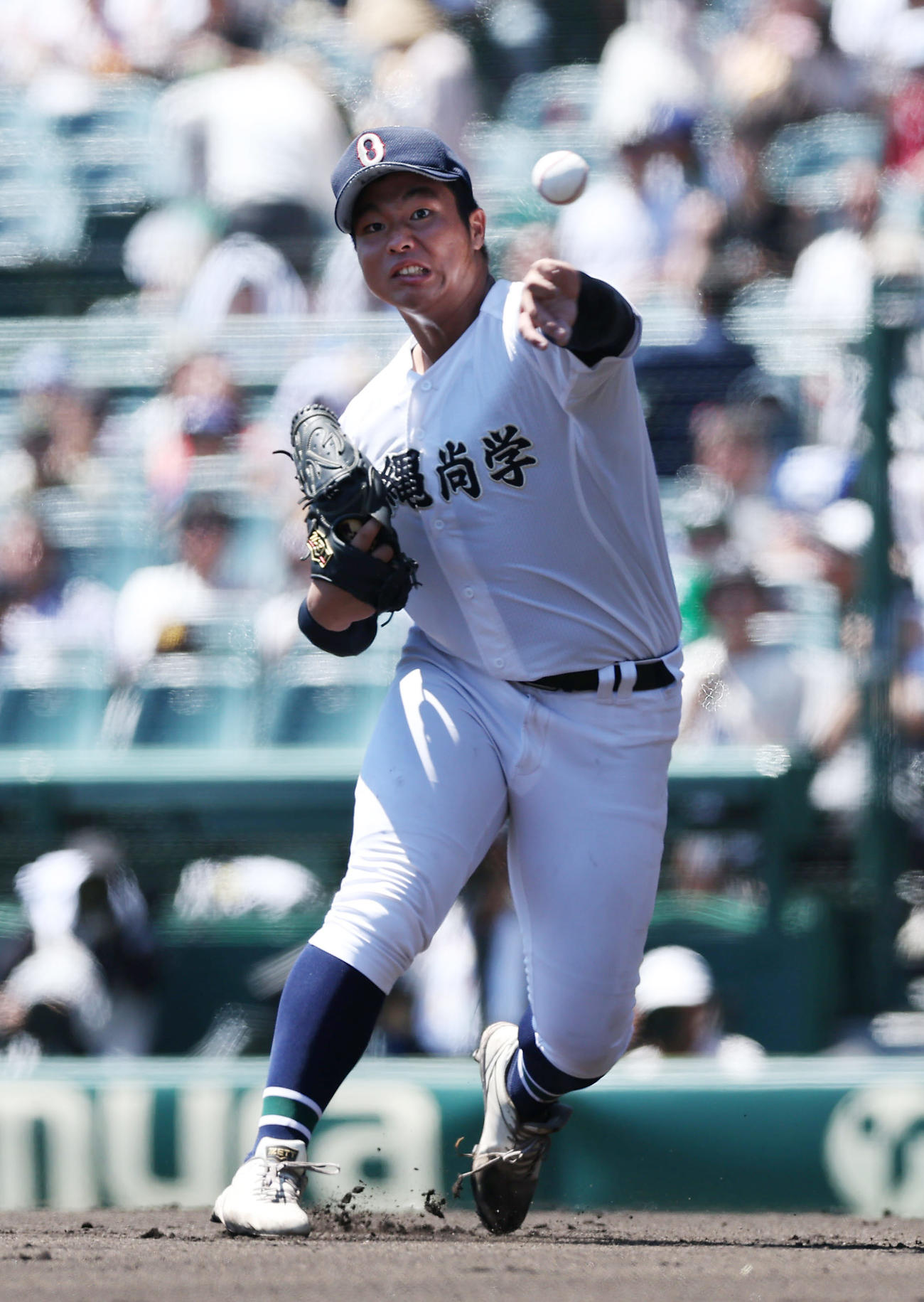 山梨学院対沖縄尚学　6回表山梨学院無死二塁、田村の打球を三塁へ悪送球する末吉（撮影・前田充）