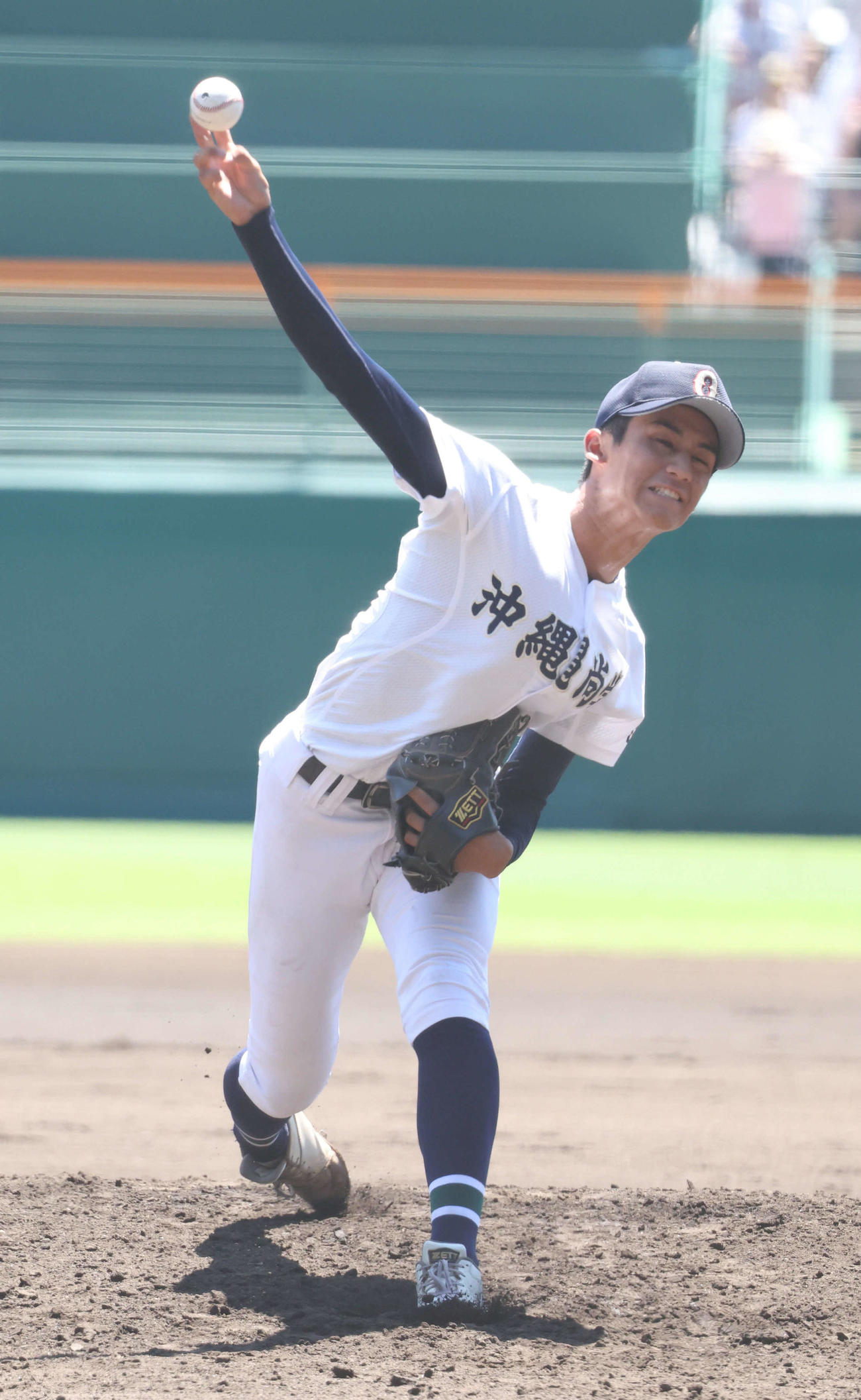 沖縄尚学対山梨学院　6回途中から登板した沖縄尚学2番手の新垣有（撮影・西尾就之）