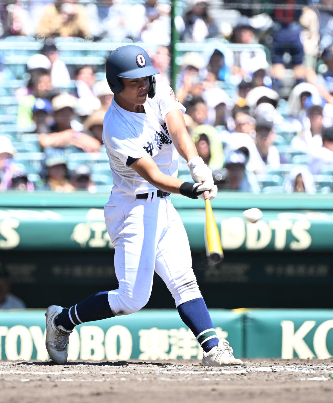 山梨学院対沖縄尚学　6回裏沖縄尚学無死一、三塁、中越え適時二塁打を放つ安谷屋（撮影・和賀正仁）