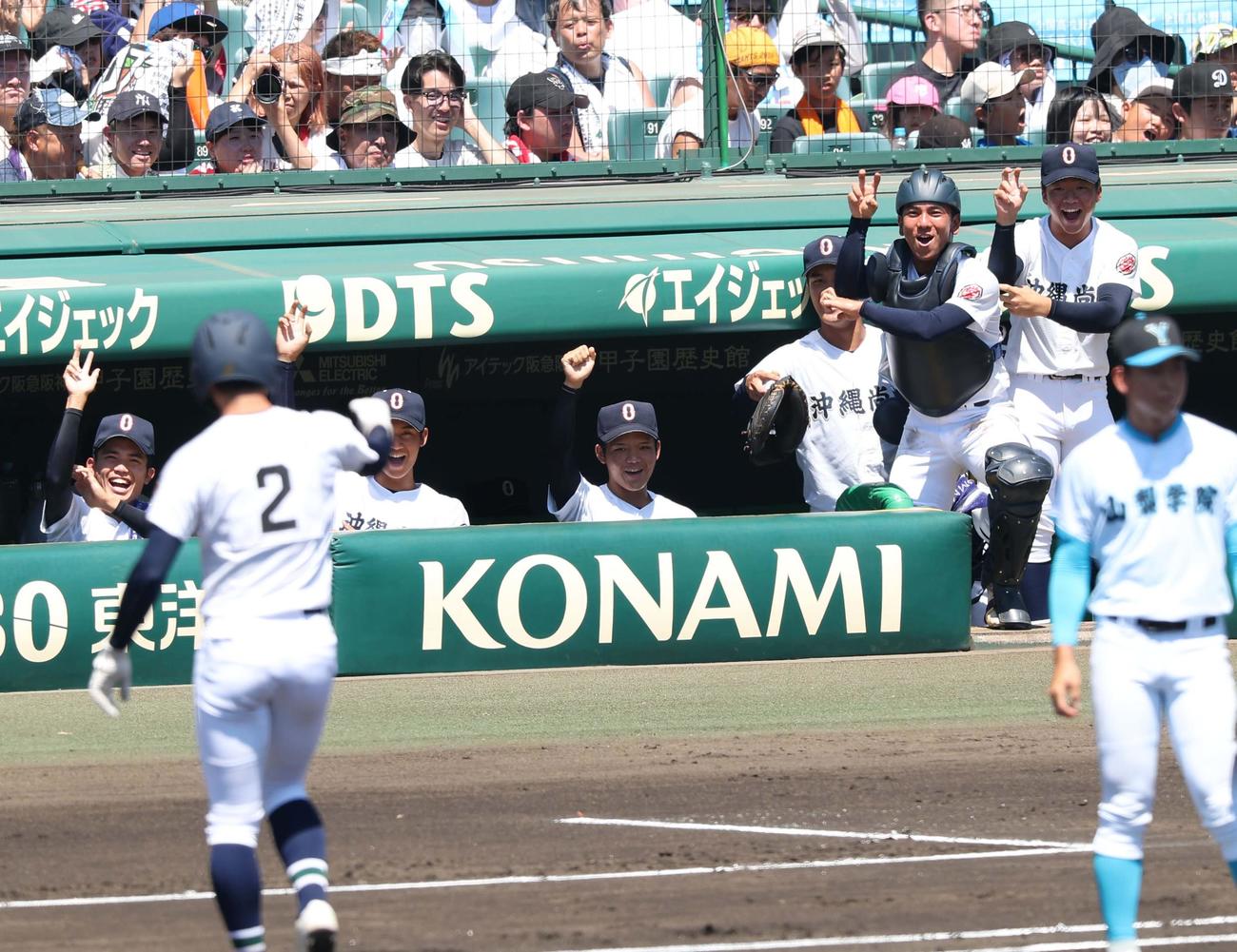 山梨学院対沖縄尚学　1回裏沖縄尚学2死三塁、同点適時打を放った宜野座にベンチでポーズを作るナイン（撮影・上田博志）