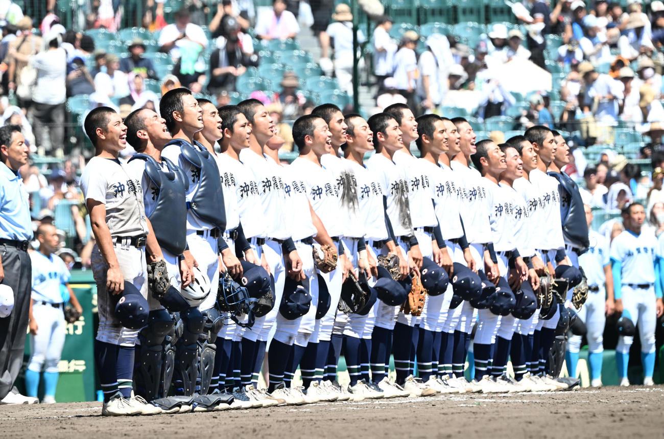 山梨学院対沖縄尚学　決勝進出を決め、校歌を熱唱する沖縄尚学ナイン（撮影・和賀正仁）