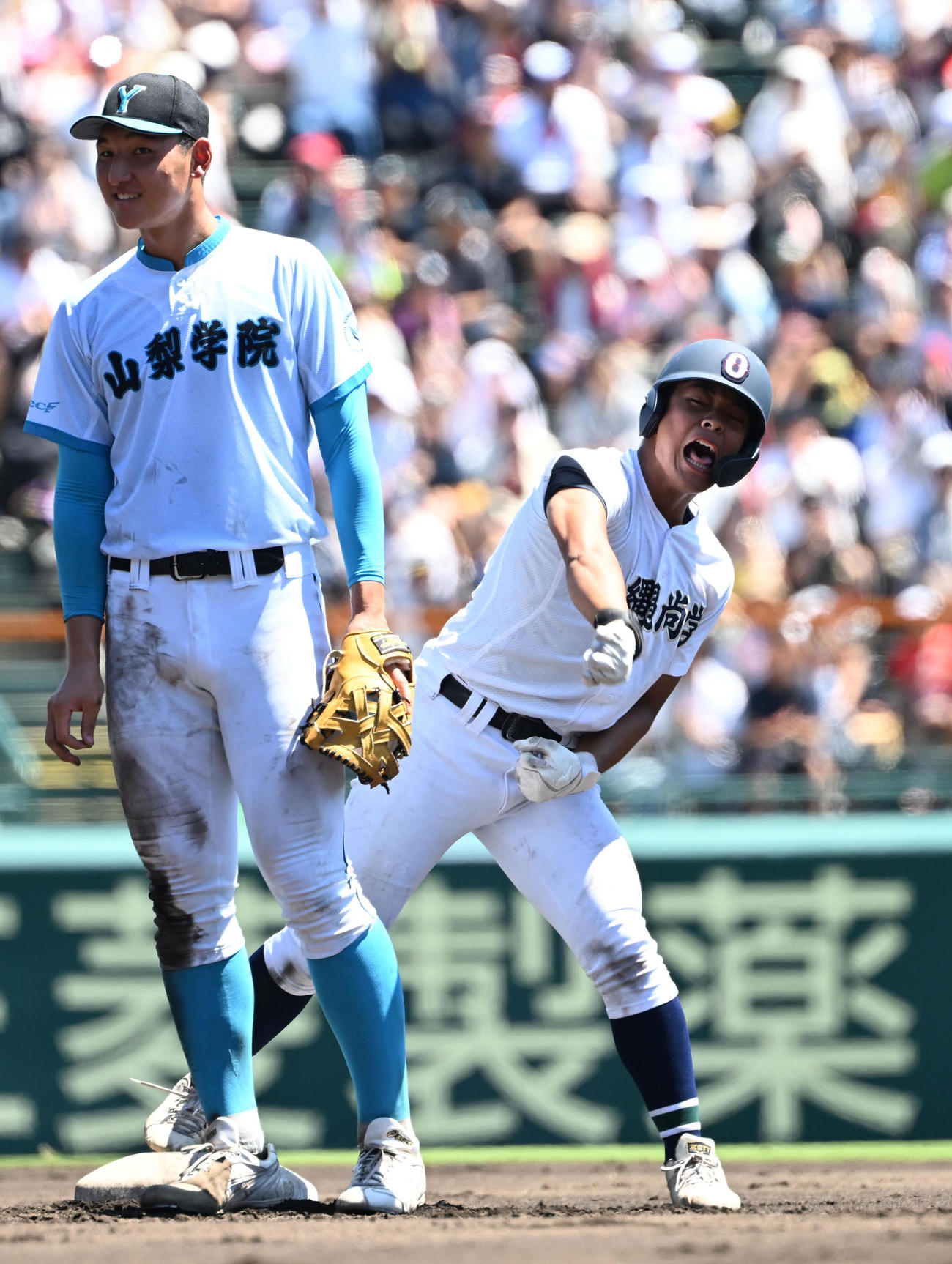 山梨学院対沖縄尚学　6回裏沖縄尚学無死一、三塁、中越え適時二塁打を放った安谷屋はガッツポーズ（撮影・和賀正仁）