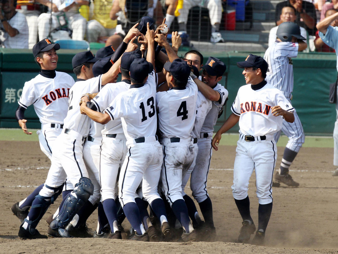 2010年、優勝を決めマウンドで歓喜の輪をつくる興南ナイン