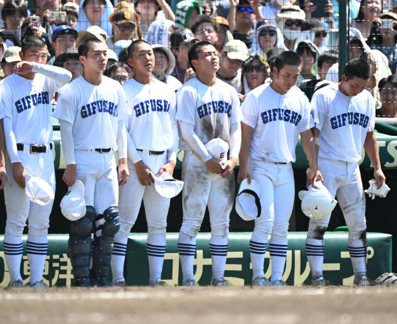 日大三対県岐阜商　日大三に延長の末に敗れ、整列する県岐阜商・柴田（右から3人目）（撮影・和賀正仁）