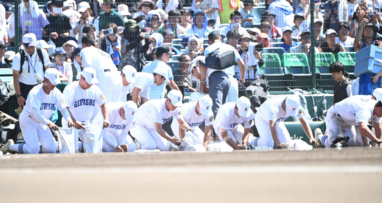 日大三対県岐阜商　日大三に延長の末に敗れ、土を拾う県岐阜商ナイン（撮影・和賀正仁）