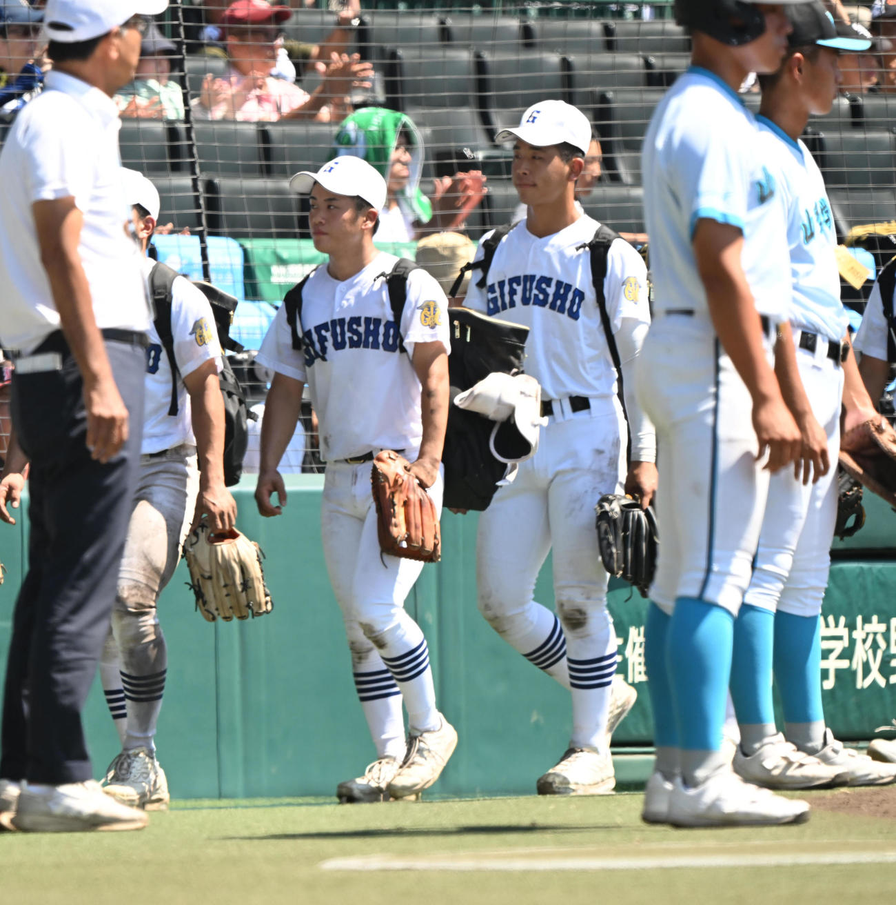日大三対県岐阜商　日大三に延長の末に敗れ、甲子園を後にする横山（中央）ら県岐阜商ナイン（撮影・和賀正仁）
