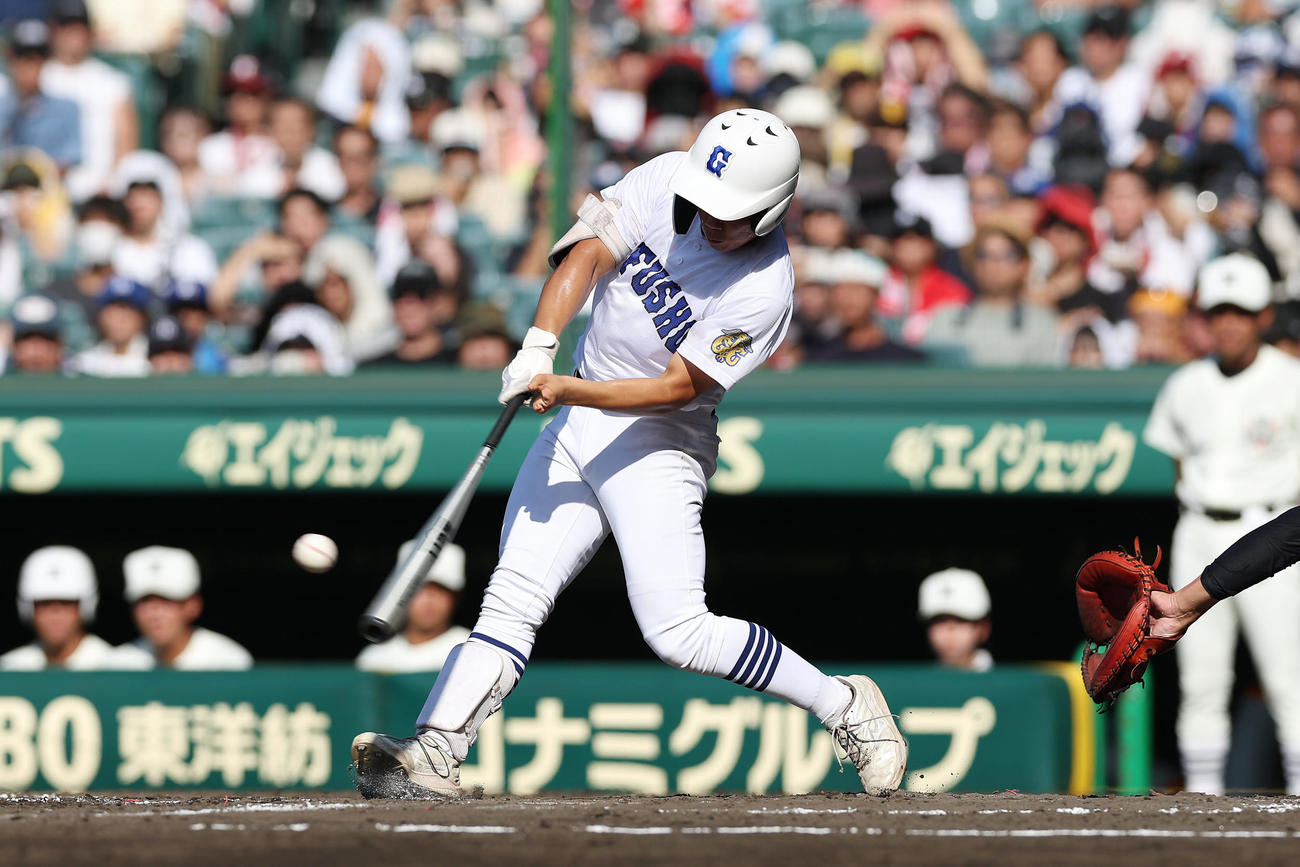 日大三対県岐阜商　2回裏県岐阜商無死一、三塁、同点の右犠飛を放つ横山（撮影・前田充）