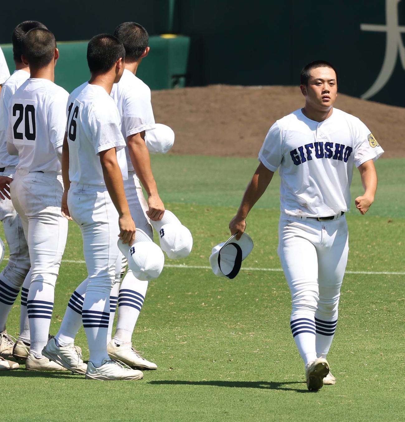 日大三対県岐阜商　県岐阜商・横山（右）はアルプス応援団席にあいさつに向かう（撮影・上田博志）