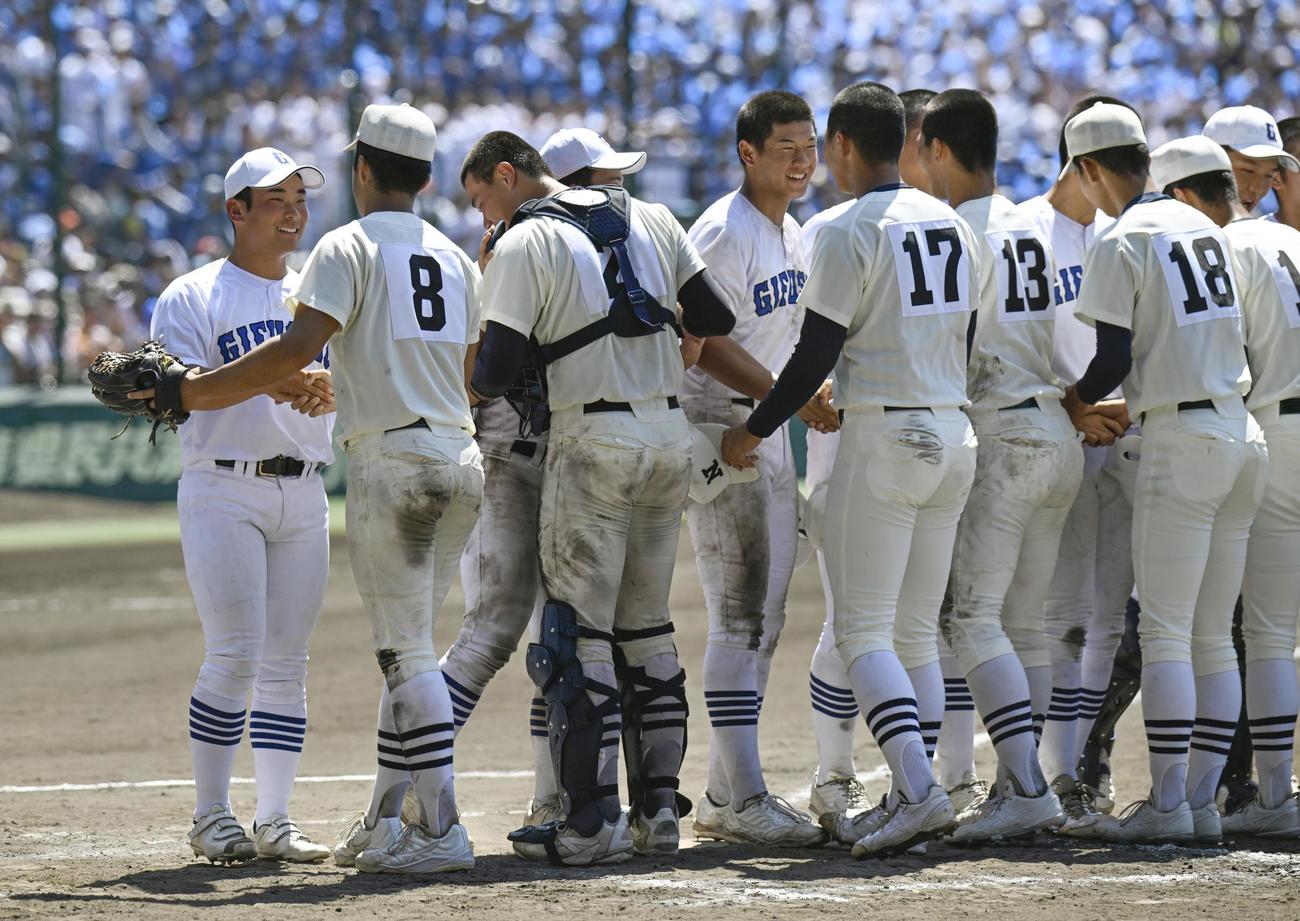 タイブレークで日大三に敗れ、健闘をたたえ合う河崎（左端）ら県岐阜商ナイン（共同）