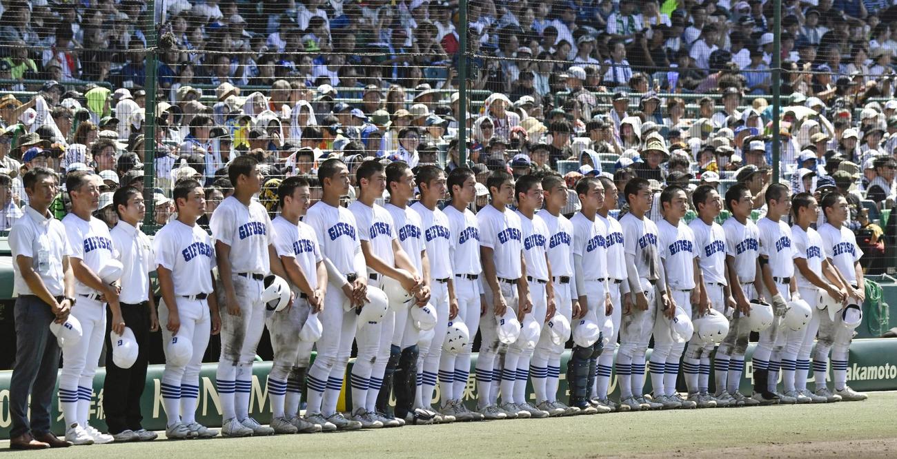 タイブレークの末、日大三に敗れた県岐阜商ナイン（共同）