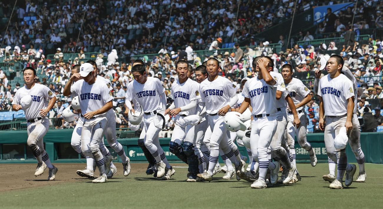 タイブレークで日大三に敗れ、あいさつに向かう県岐阜商ナイン（共同）