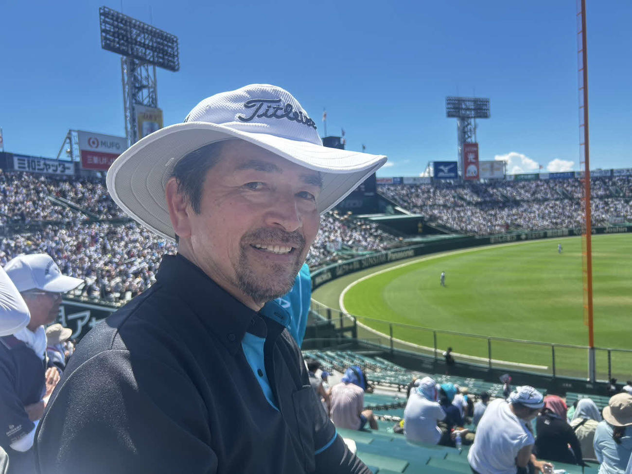 験かつぎの一環で髭を伸ばした山梨学院の吉田校長（撮影・平山連）