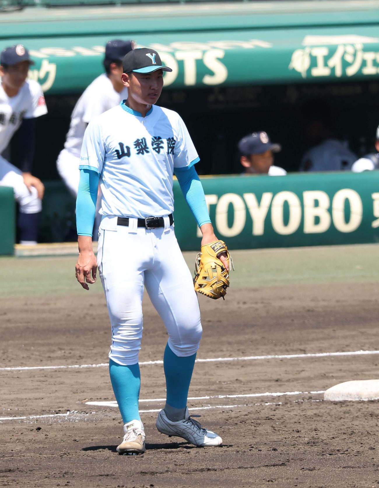 山梨学院対沖縄尚学　2回から一塁の守備につく山梨学院・菰田（撮影・上田博志）