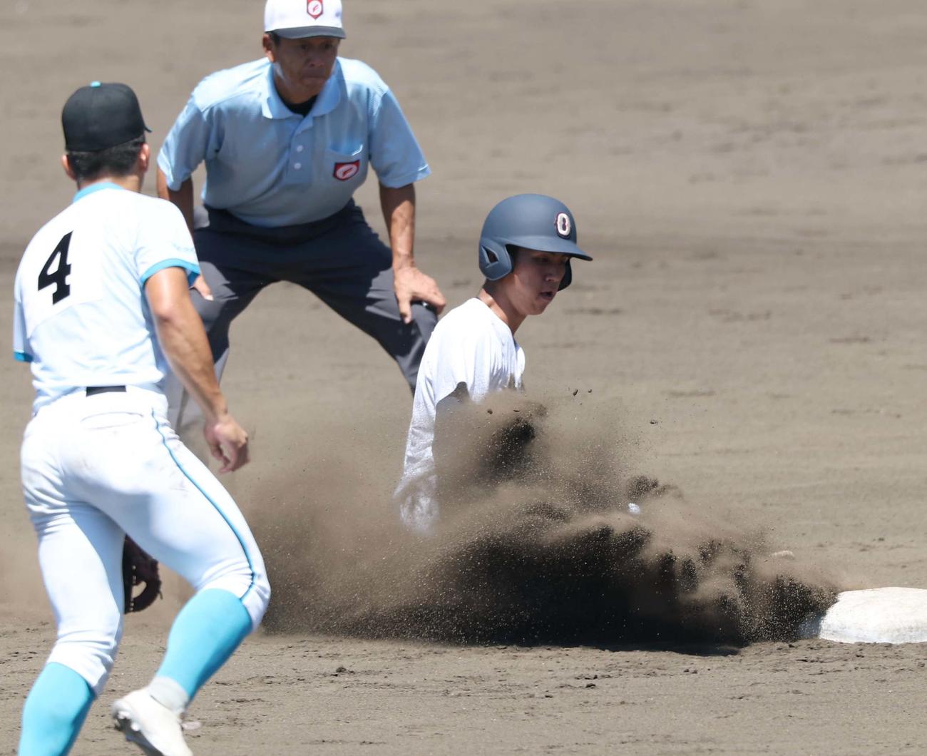 山梨学院対沖縄尚学　4回裏沖縄尚学1死一塁、沖縄尚学・比嘉は二盗に成功する（撮影・上田博志）