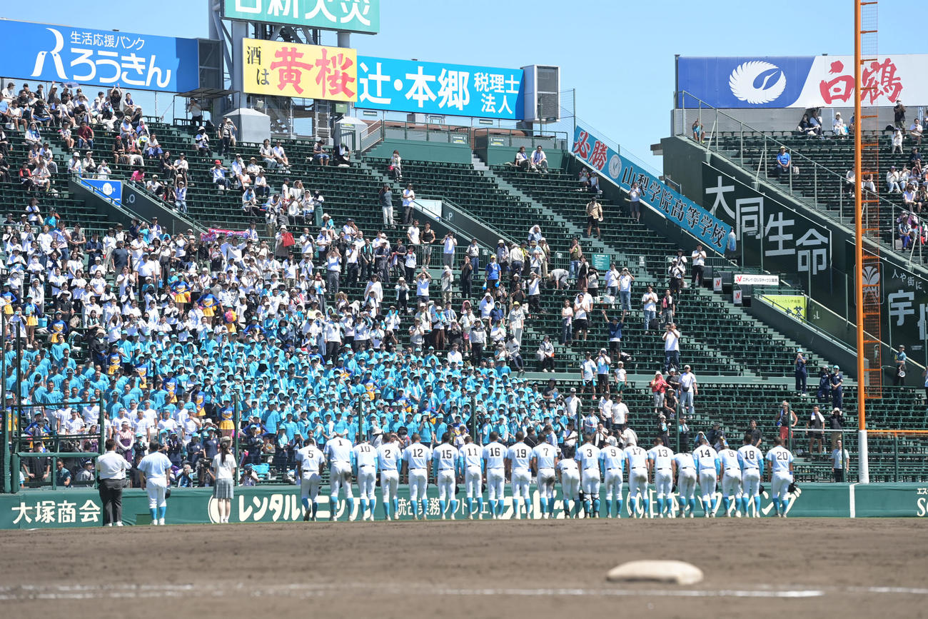 山梨学院対沖縄尚学　沖縄尚学に敗れ、応援団にあいさつする山梨学院の選手ら（撮影・和賀正仁）