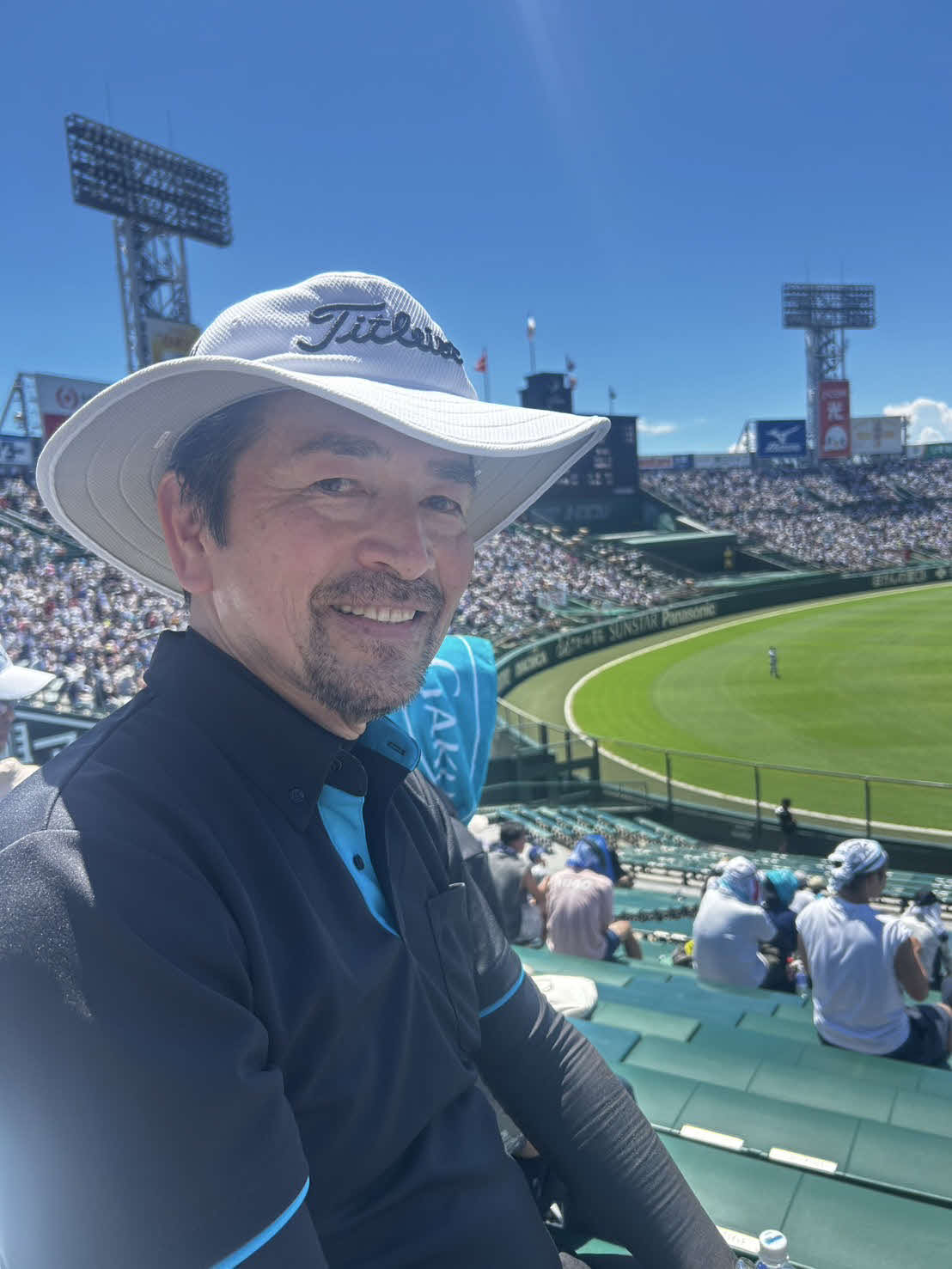 験かつぎの一環でひげを伸ばした山梨学院の吉田校長（撮影・平山連）