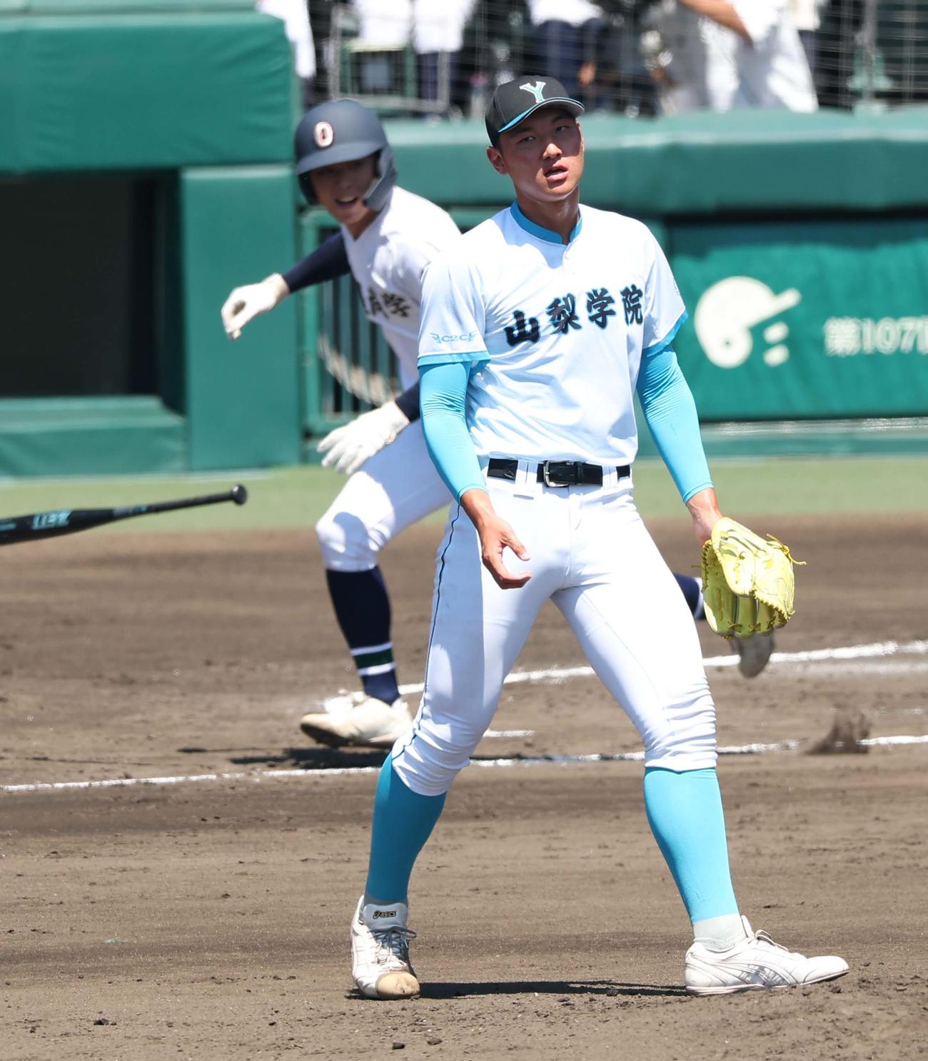 山梨学院対沖縄尚学　1回裏沖縄尚学2死三塁、菰田（右）は宜野座に同点適時打を浴びる（撮影・上田博志）