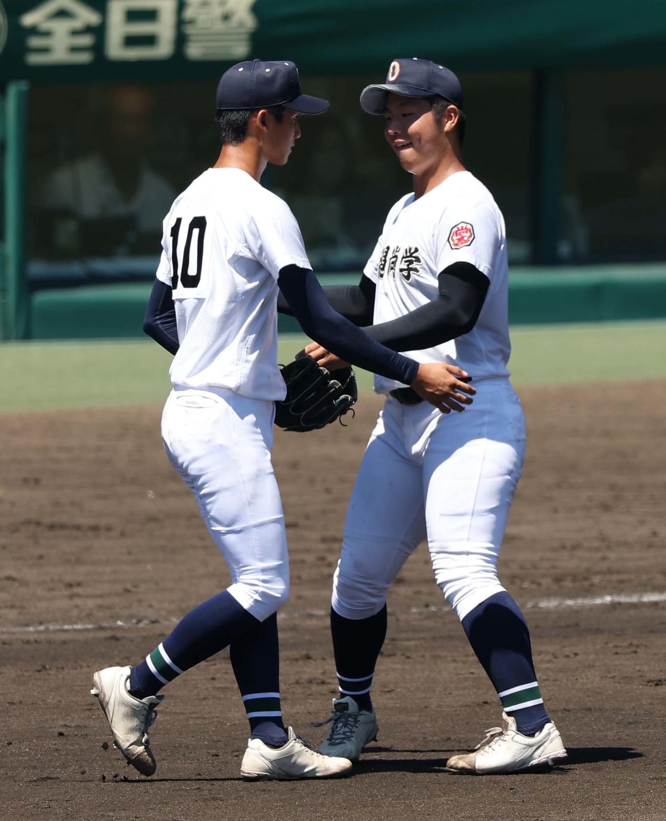 山梨学院対沖縄尚学　6回途中で新垣（左）と交代するエース末吉（撮影・上田博志）