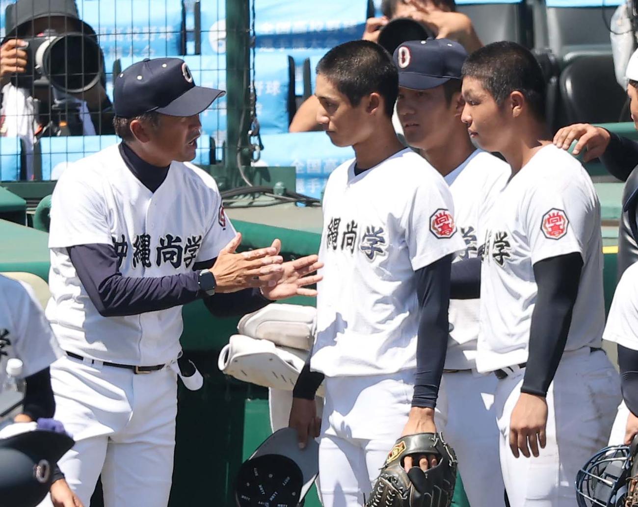 山梨学院対沖縄尚学　沖縄尚学・比嘉監督（左）はエース末吉（右）、2番手新垣（右から3人目）に声を掛ける（撮影・上田博志）