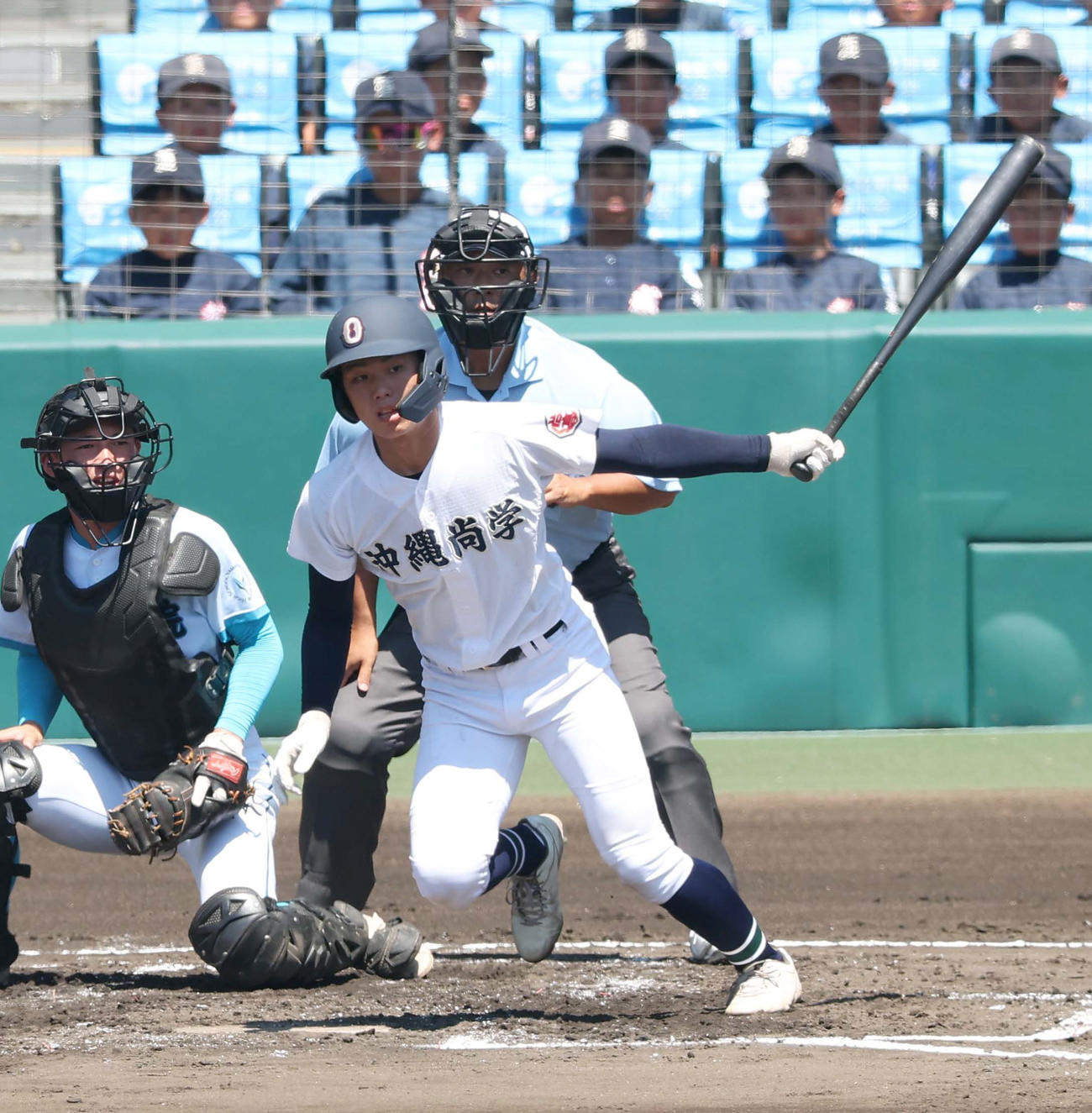 山梨学院対沖縄尚学　1回裏沖縄尚学2死三塁、宜野座は左前に同点適時打を放つ（撮影・上田博志）