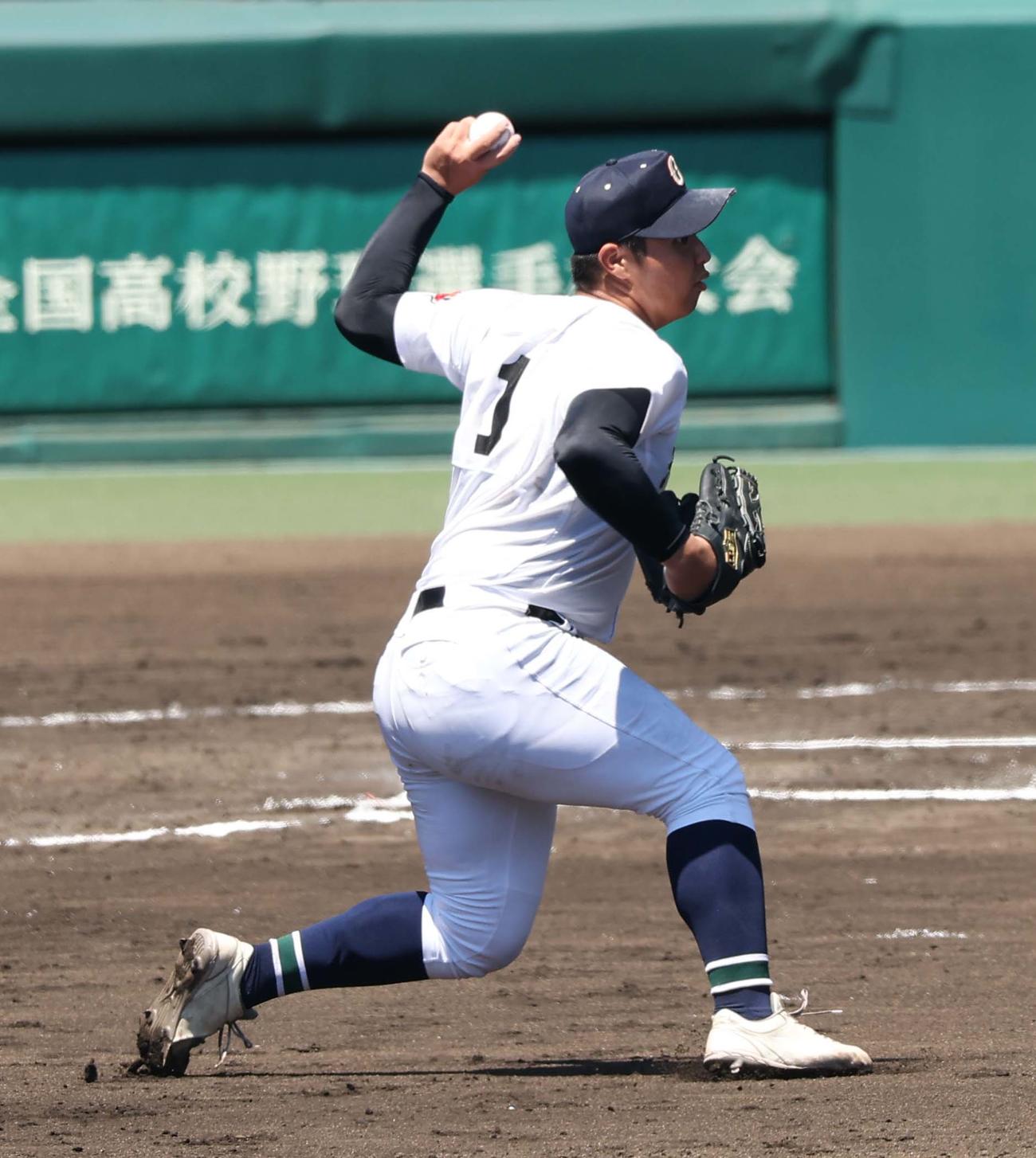 山梨学院対沖縄尚学　6回表山梨学院無死二塁、末吉は田村のバントを三塁へ悪送球し菰田の生還を許す（撮影・上田博志）