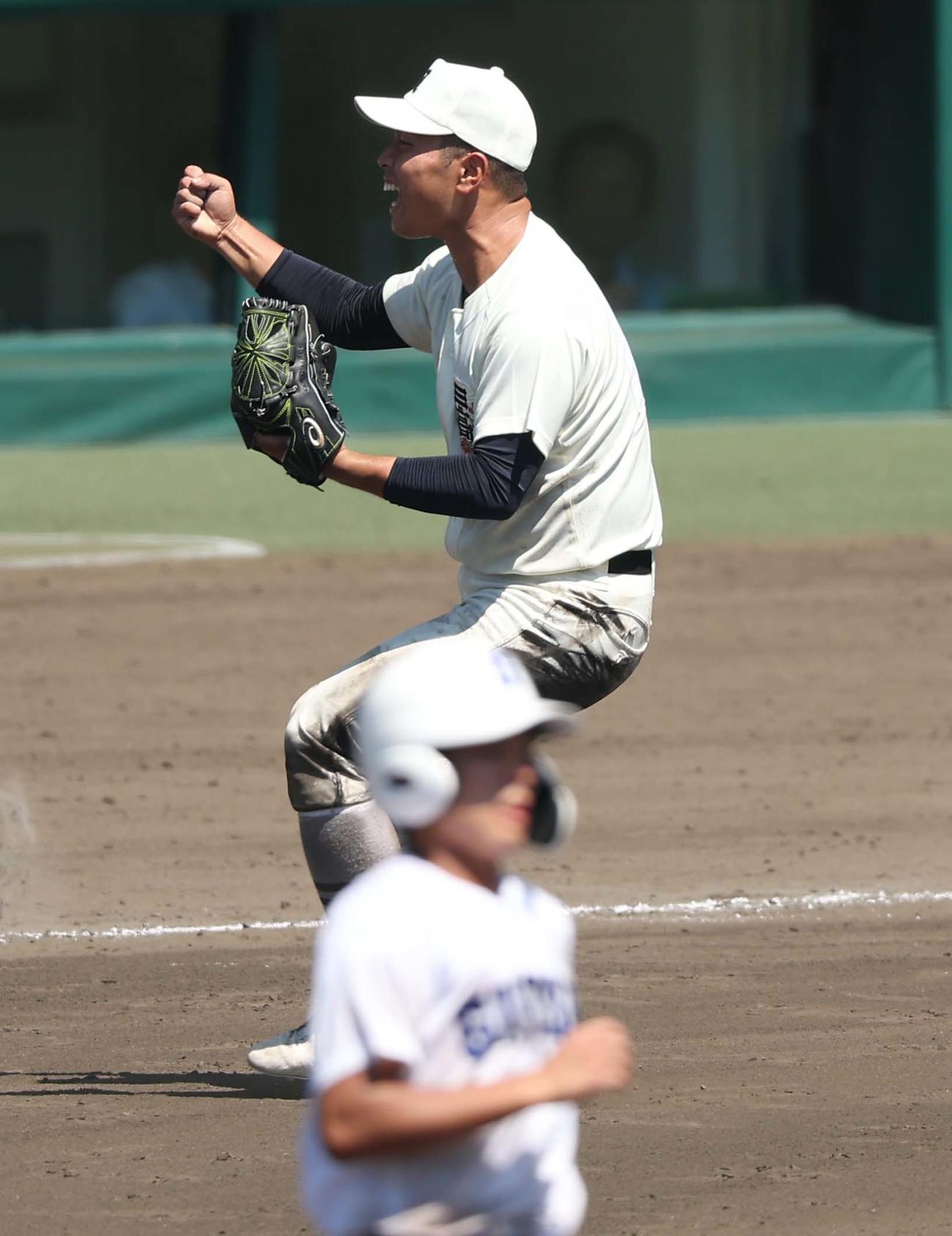 日大三対県岐阜商　県岐阜商に勝利しガッツポーズをする日大三エース近藤（撮影・上田博志）