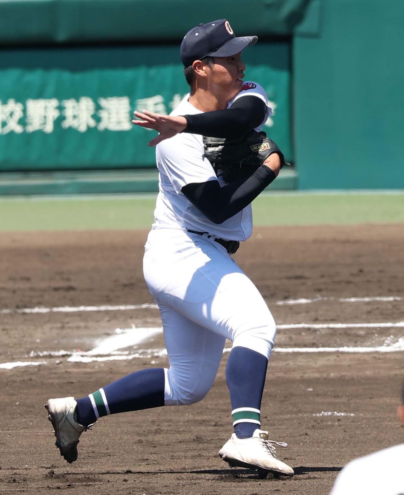 山梨学院対沖縄尚学　6回表山梨学院無死二塁、末吉は田村のバントを三塁へ悪送球し菰田の生還を許す（撮影・上田博志）