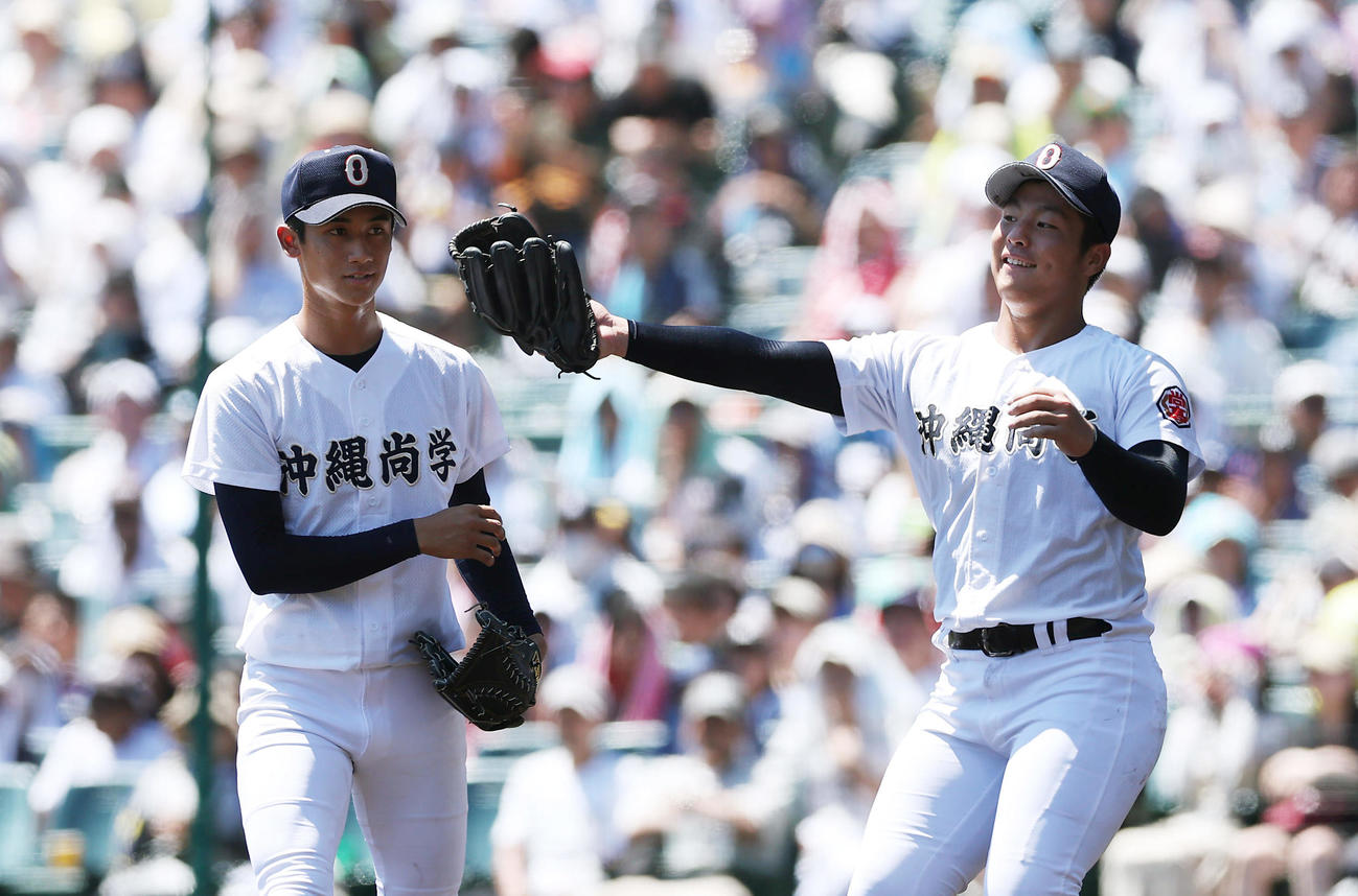 山梨学院対沖縄尚学　6回表山梨学院2死二、三塁、2番手の新垣有（左）と交代し、マウンドを降りる末吉（撮影・前田充）