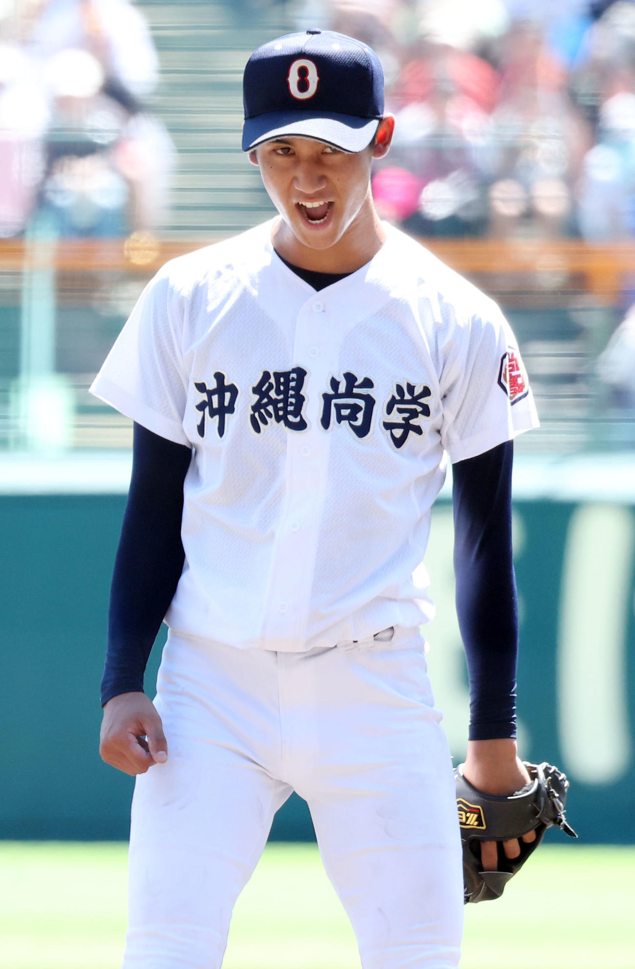 山梨学院対沖縄尚学　9回表山梨学院無死、沖縄尚学2番手の新垣有は先頭打者を三振に打ち取り気合の入った表情で叫ぶ（撮影・西尾就之）