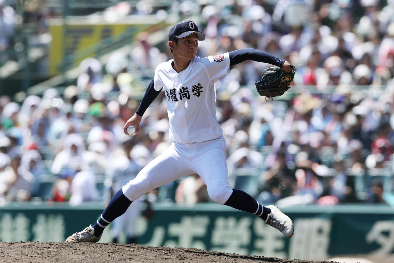 山梨学院対沖縄尚学　力投する沖縄尚学2番手の新垣有（撮影・前田充）