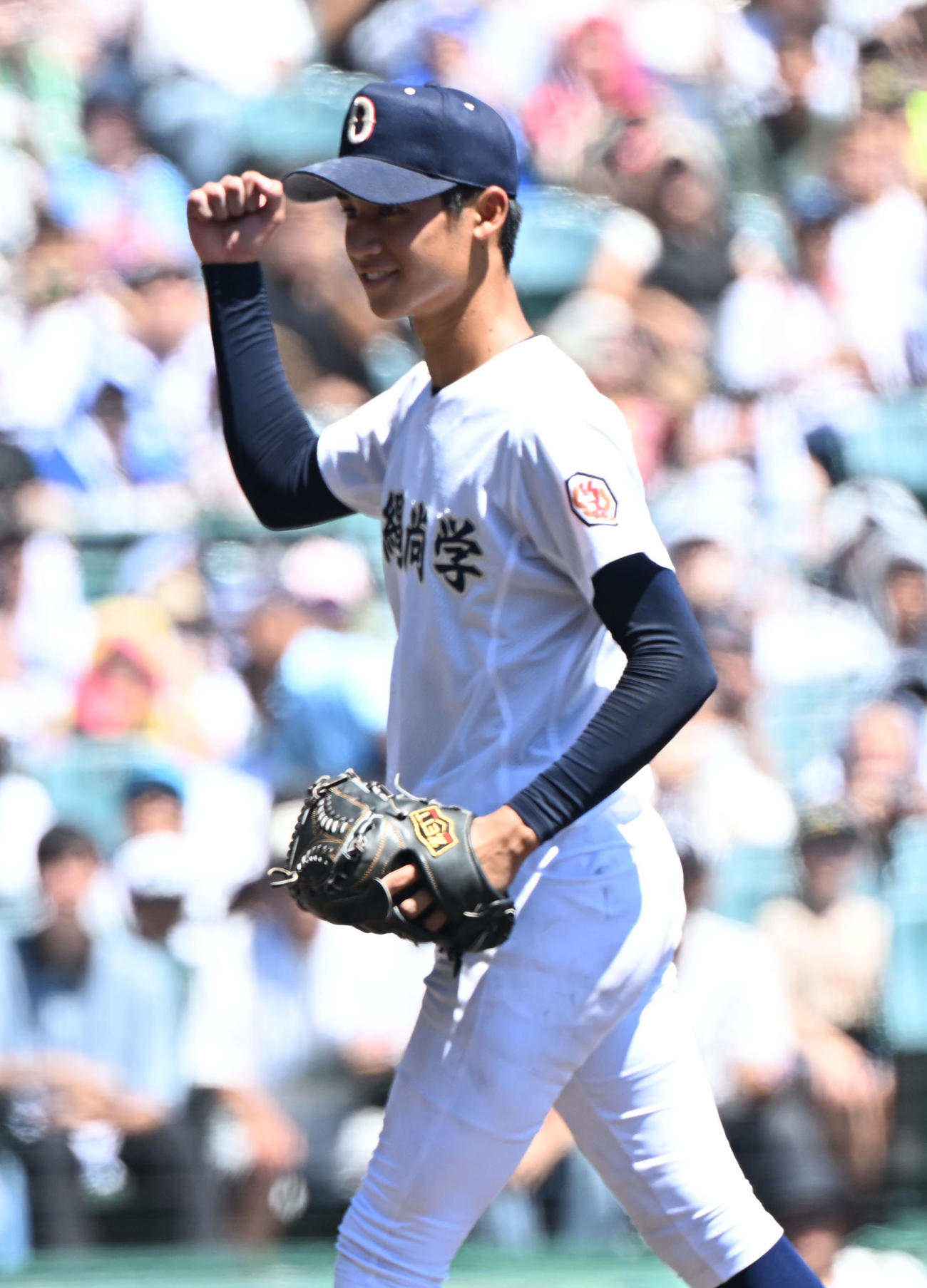 山梨学院対沖縄尚学　決勝進出を決め、ガッツポーズする沖縄尚学・新垣有（撮影・和賀正仁）