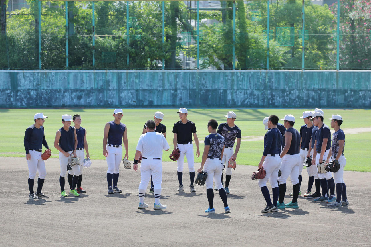円陣を組んでミーティングを行う日大三ナイン（撮影・宮崎幸一）