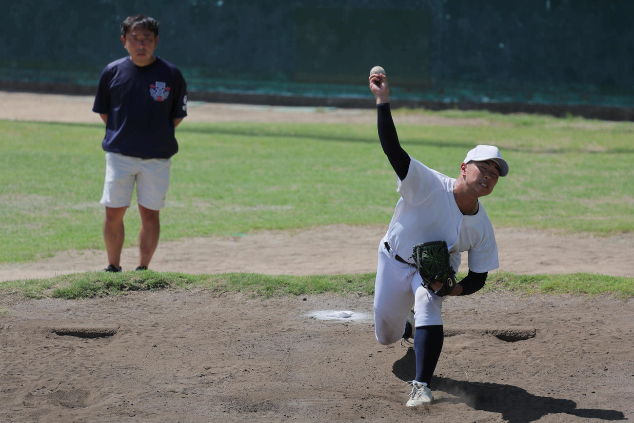ブルペンで投球練習する日大三・近藤優樹（撮影・宮崎幸一）