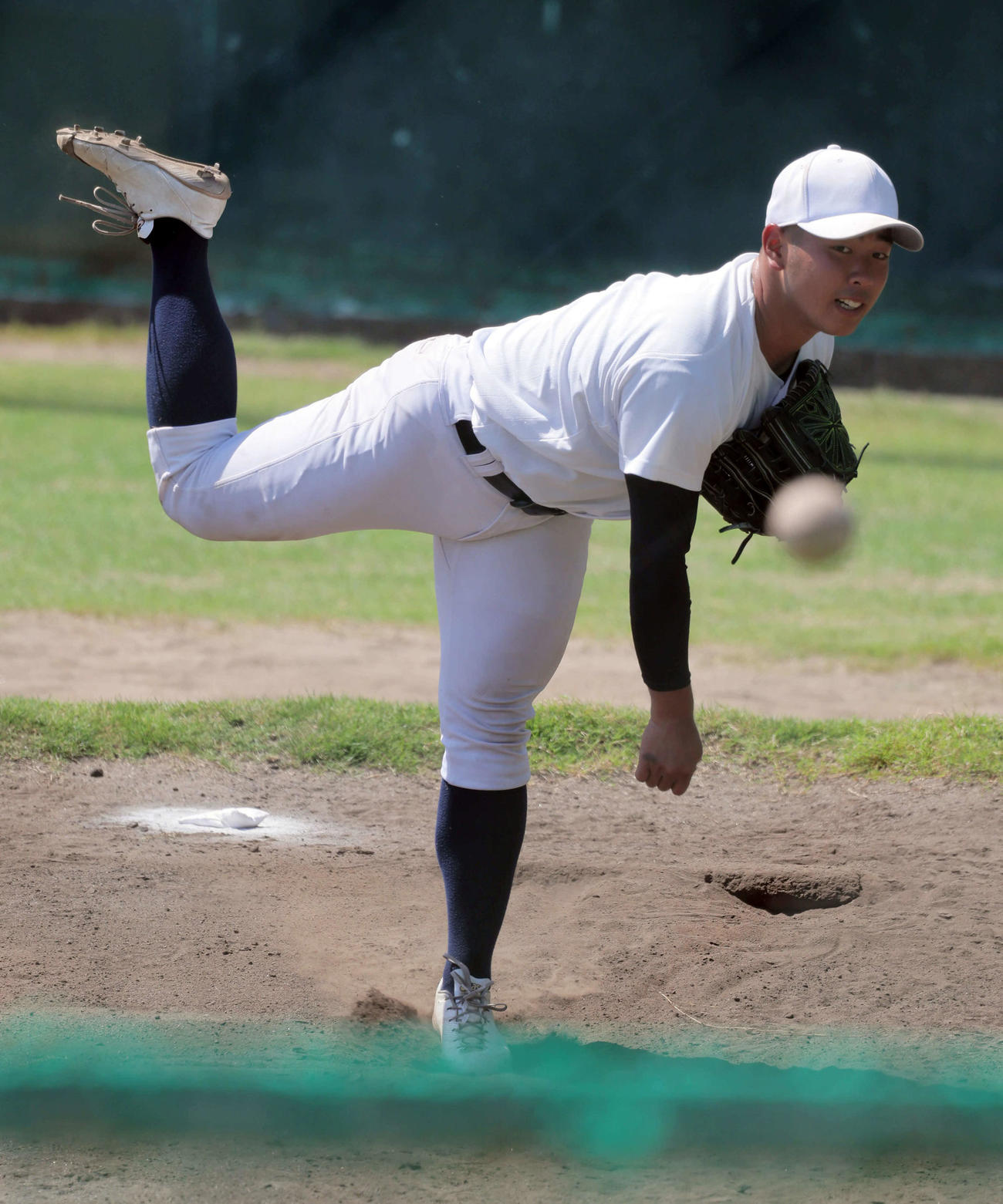 ブルペンで投球練習する日大三・近藤優樹（撮影・宮崎幸一）