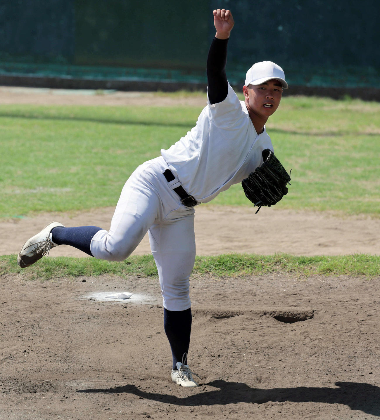 ブルペンで投球練習する日大三・近藤優樹（撮影・宮崎幸一）
