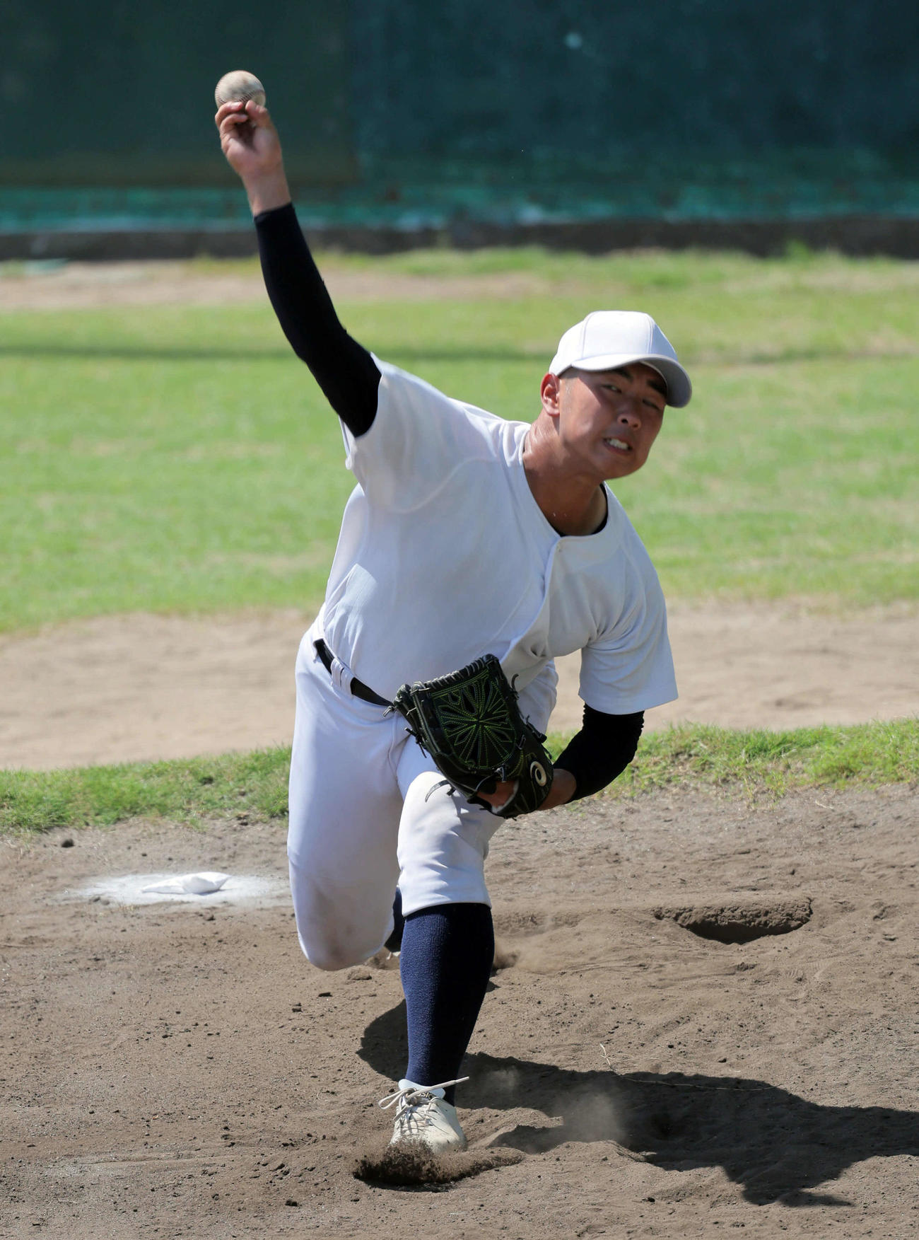 ブルペンで投球練習する日大三・近藤優樹（撮影・宮崎幸一）