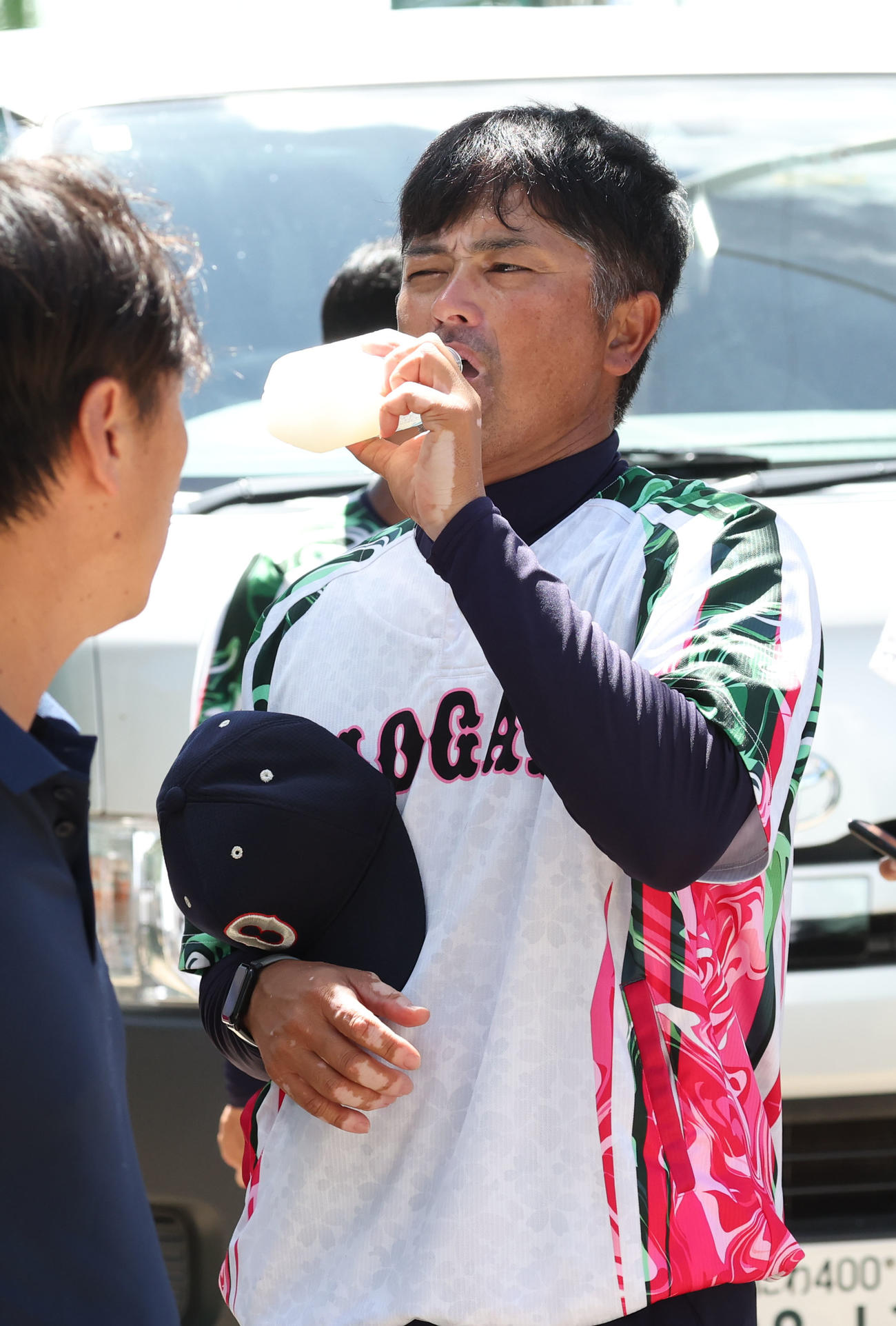 練習終了後、沖縄尚学・比嘉監督は水分を補給（撮影・西尾就之）